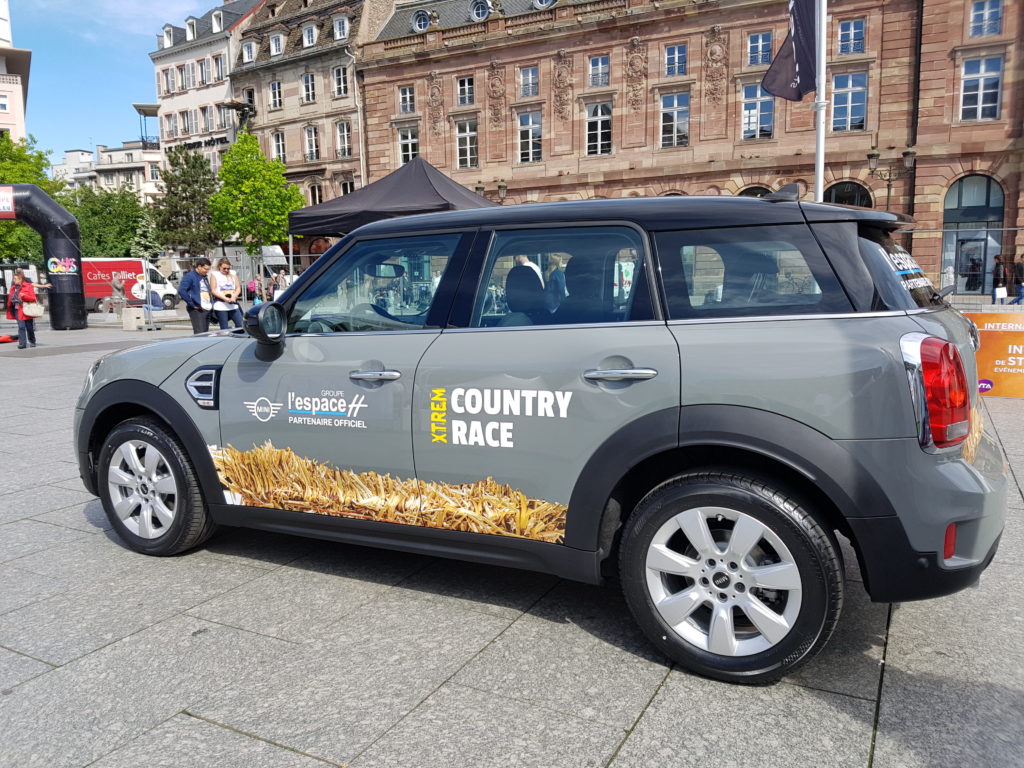 voiture floquée par groupe car sur place kleber strasbourg country race