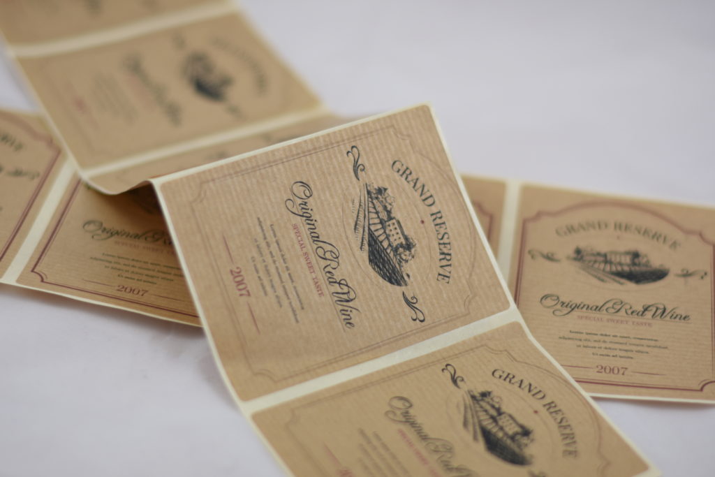 Exemple d'étiquettes autocollant sur papier kraft bouteille de vin