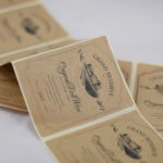 Exemple d'étiquettes autocollant sur papier kraft bouteille de vin