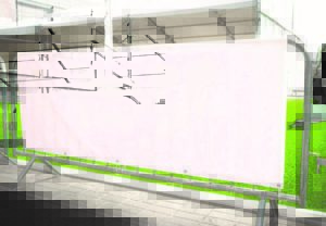 Bâche vierge blanche sur barrière métalique classique utilisée pour lors de nombreux événements